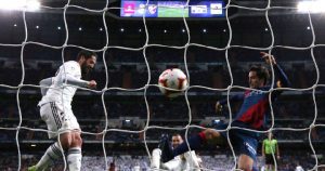 Lee más sobre el artículo El Real Madrid juega con fuego ante el Huesca pero Benzema le salva de la quema