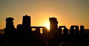 Lee más sobre el artículo Stonehenge congrega a miles de personas para recibir el solsticio de verano