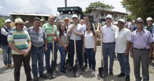 Lee más sobre el artículo Gobernador dio inicio a la pavimentación de la víaque conecta a Marsella con Chinchiná, Caldas