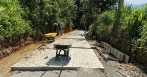 Lee más sobre el artículo Avanzan las placa huellas que construye la Gobernación en la vereda Monserrate, de Santa Rosa